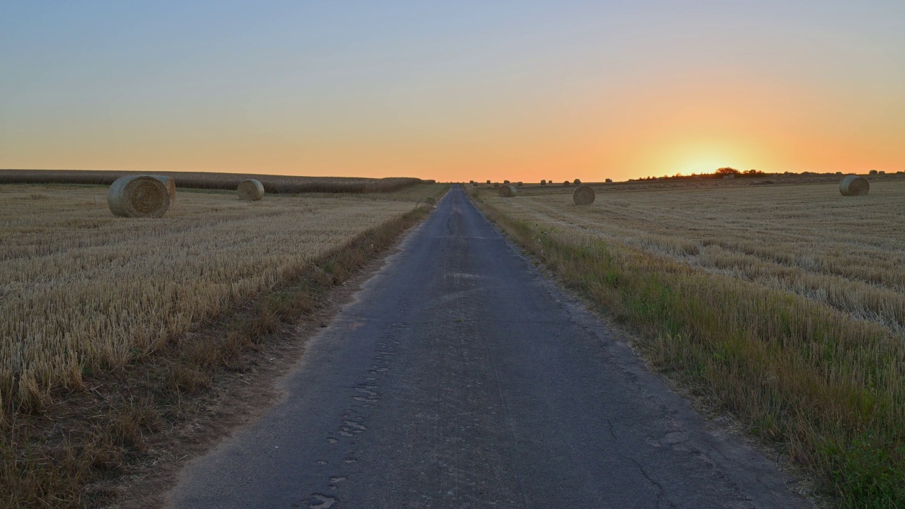 景观与田野道路和稻草包在日落，Großheubach, Miltenberg, Spessart, Franconia，巴伐利亚，德国，欧洲视频素材