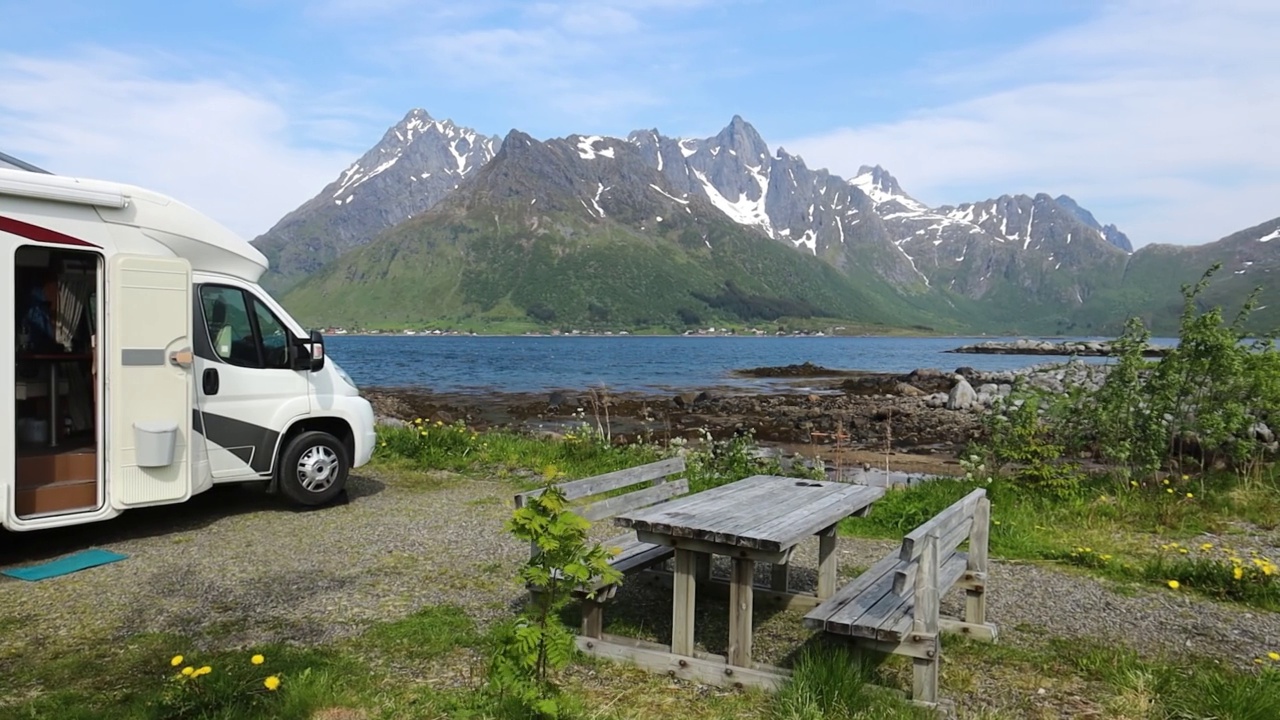 家庭度假旅行房车，假日旅行房车视频素材