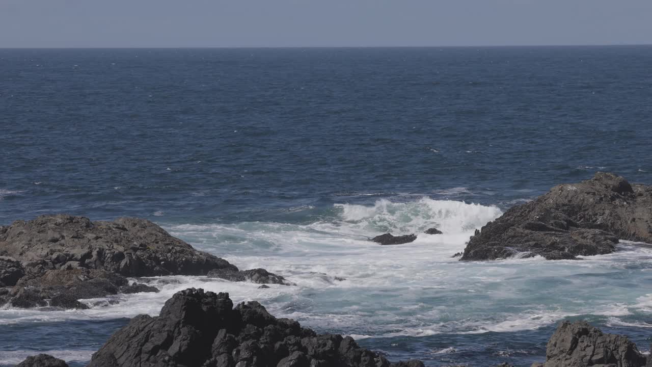 太平洋西海岸岩石海岸上的崎岖岩石。视频素材