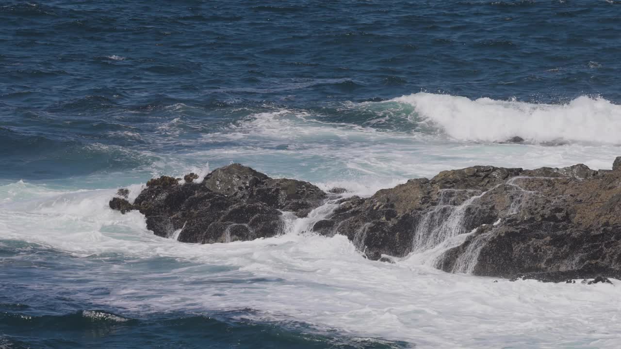 太平洋西海岸岩石海岸上的崎岖岩石。视频素材