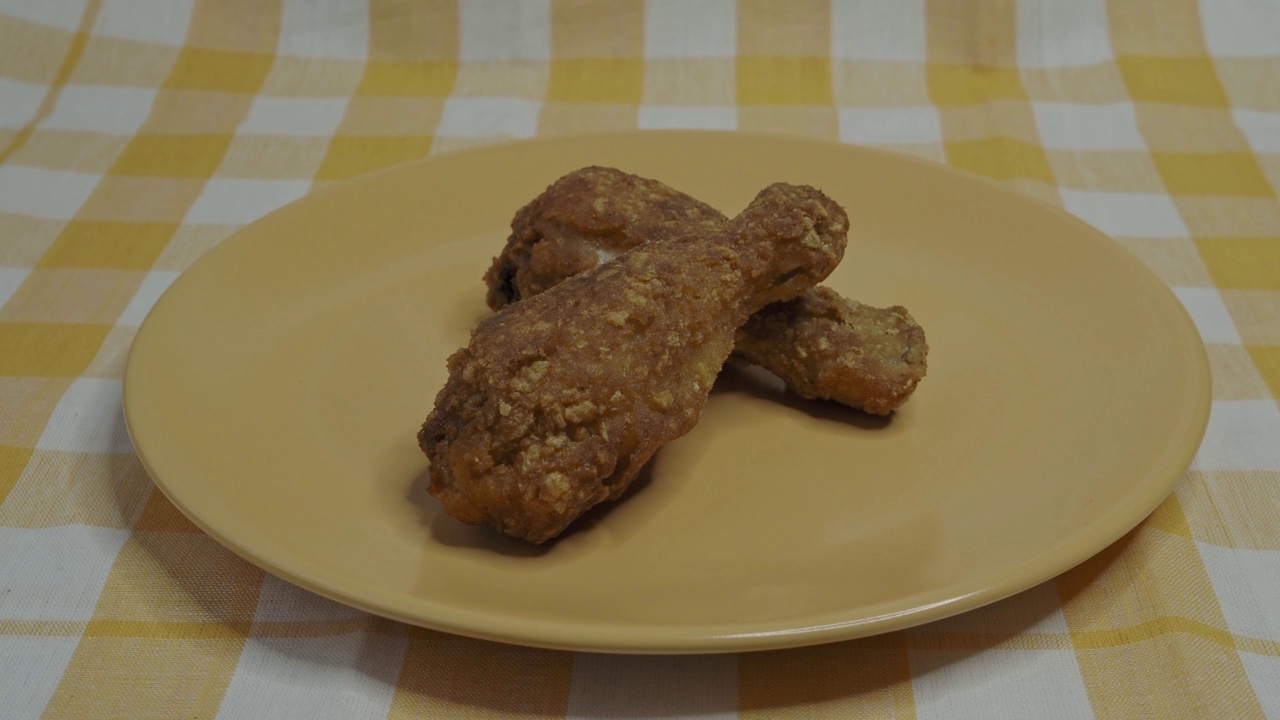 脆炸鸡胸肉和鸡腿。自制面包炸肉排。视频素材