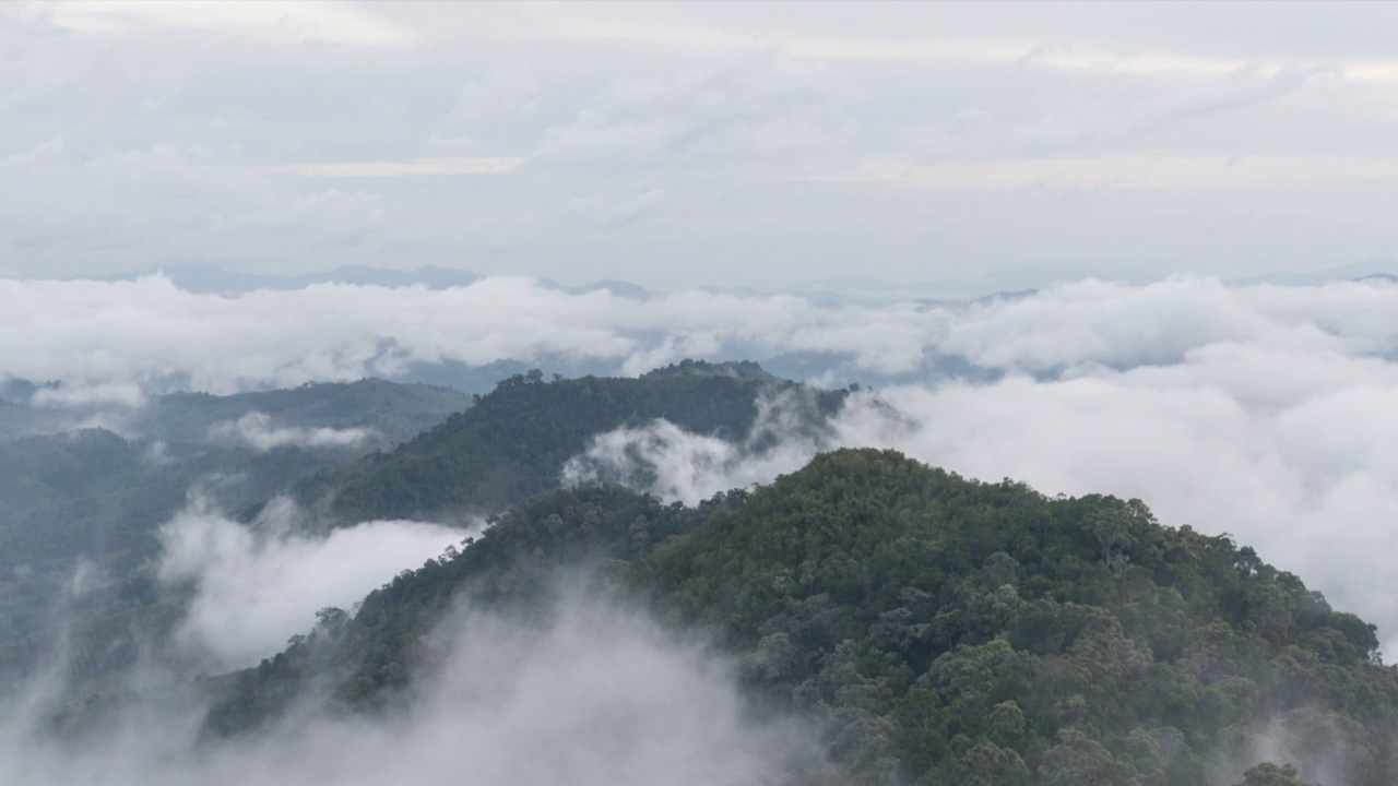 在泰国雅拉省艾耶翁的Gunung Silipat视点，美丽的日出与雾气滚滚的时间流逝视频素材