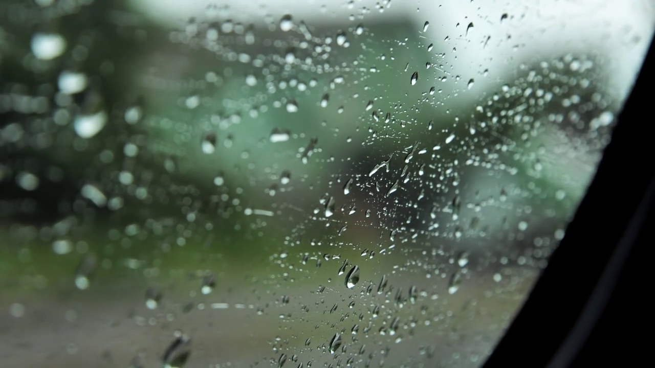 开车时雨点打在车窗玻璃上。视频素材