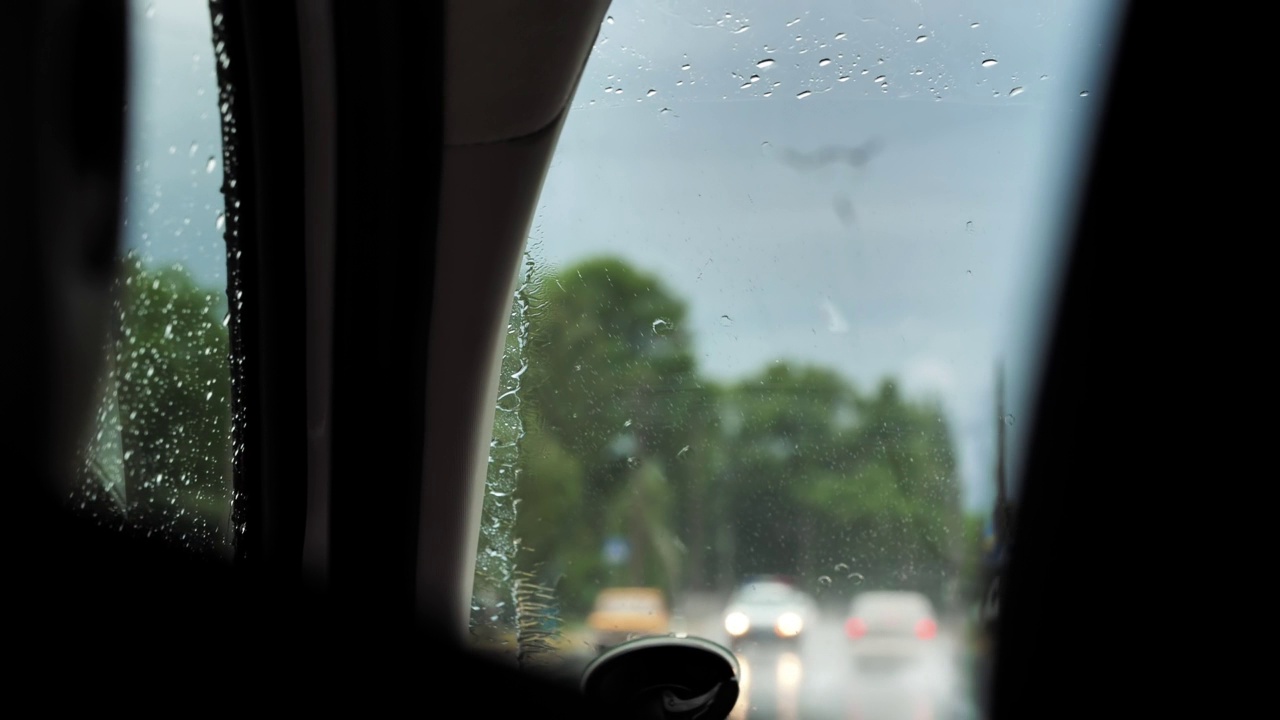 雨刷擦拭玻璃第一人称视角内的汽车视频素材