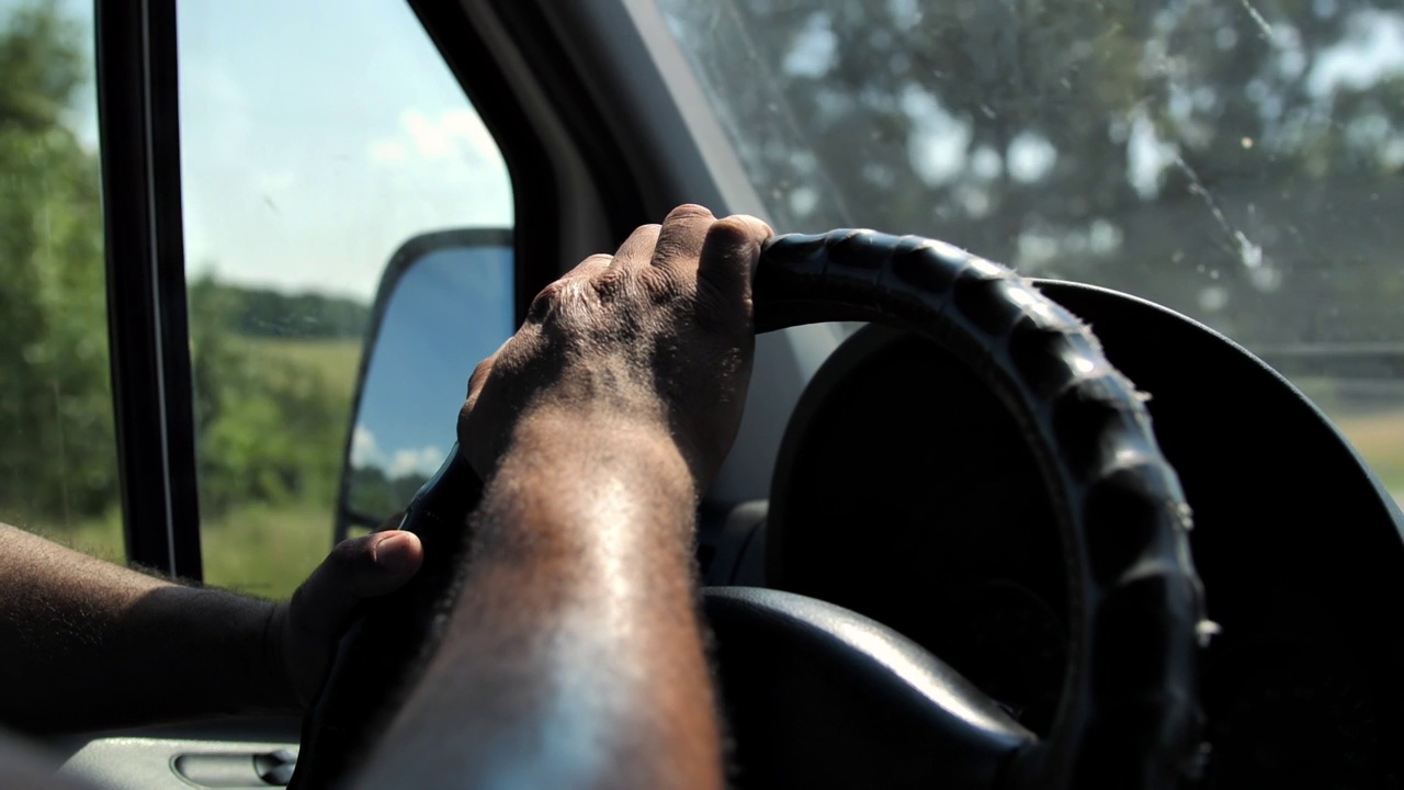 Сlose-up video shooting of the steering wheel视频素材