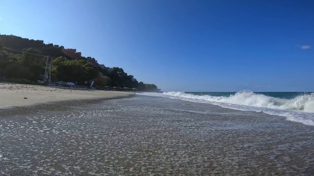 夏日午后海滩上的海浪。视频素材