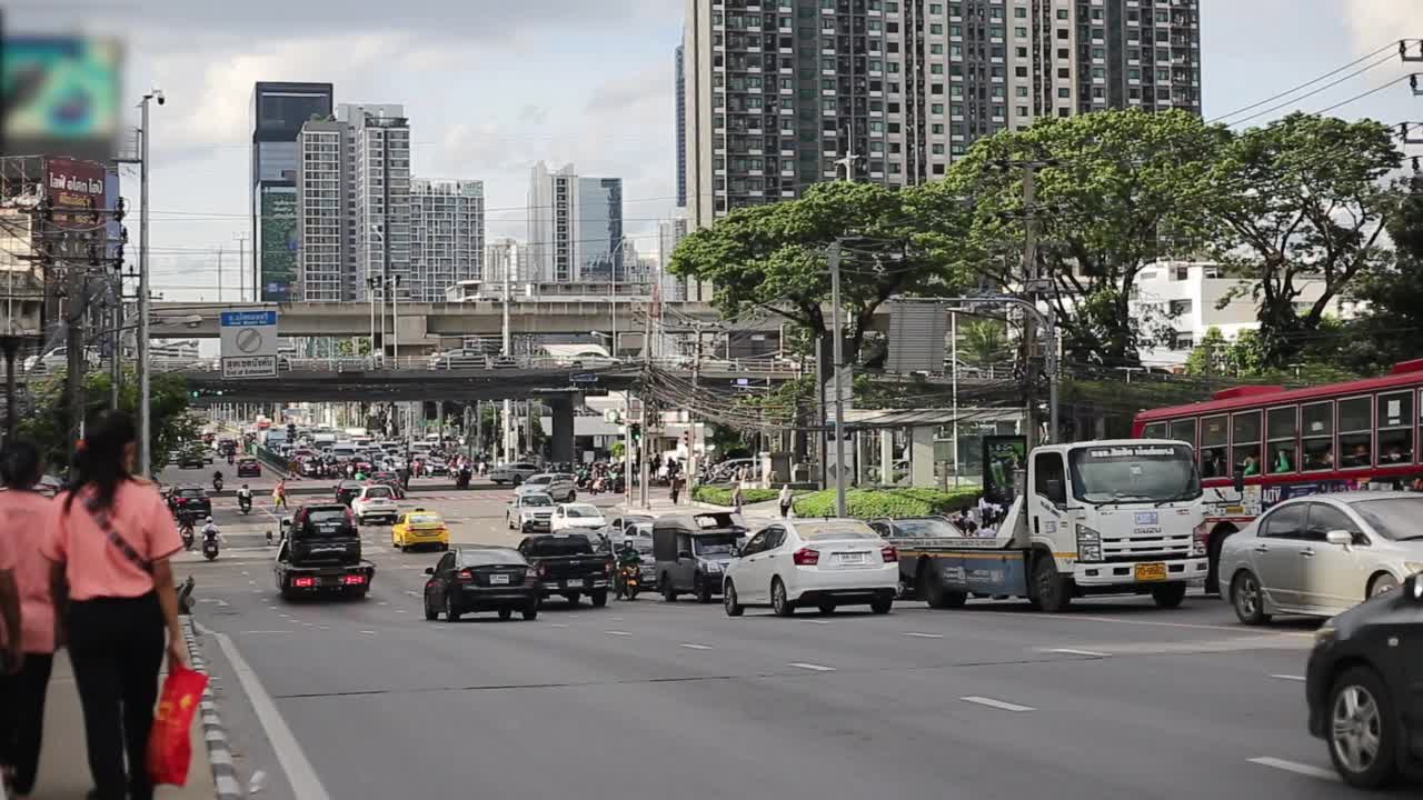 交通堵塞，高峰时间很多汽车，人们下班时间。的运输方式。视频素材