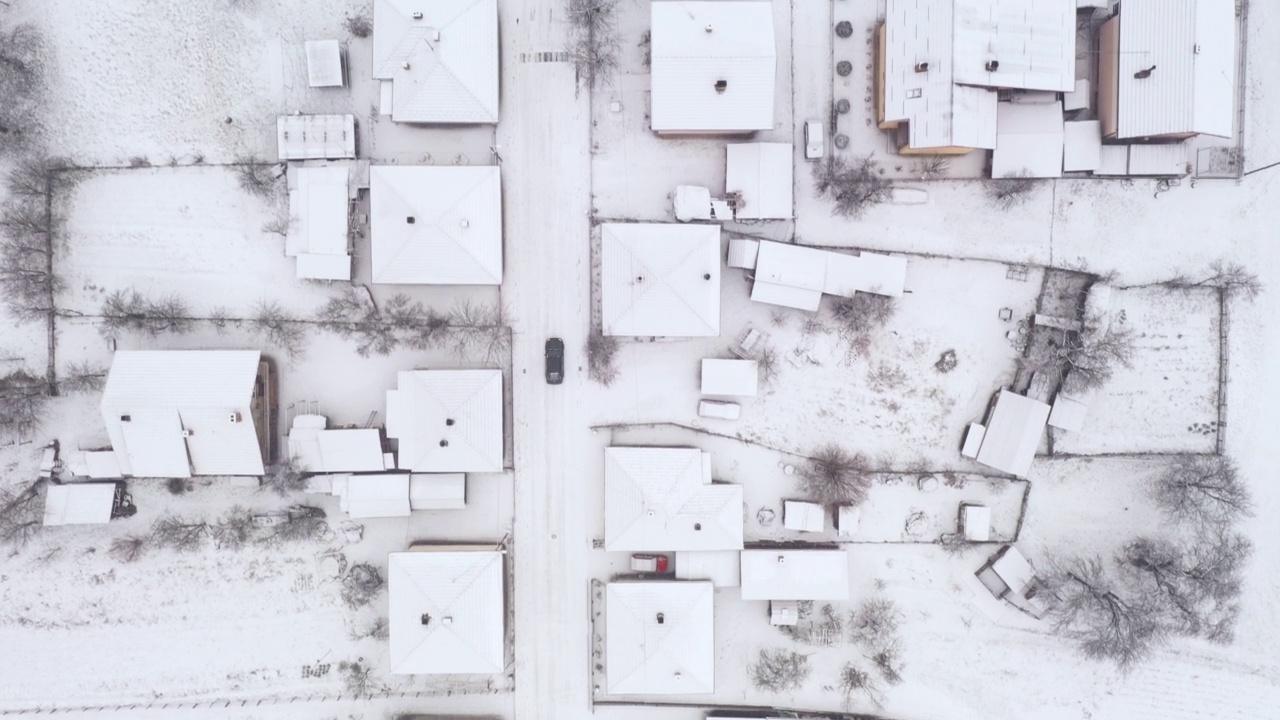 大雪覆盖的冬季城市街道交通鸟瞰图视频素材