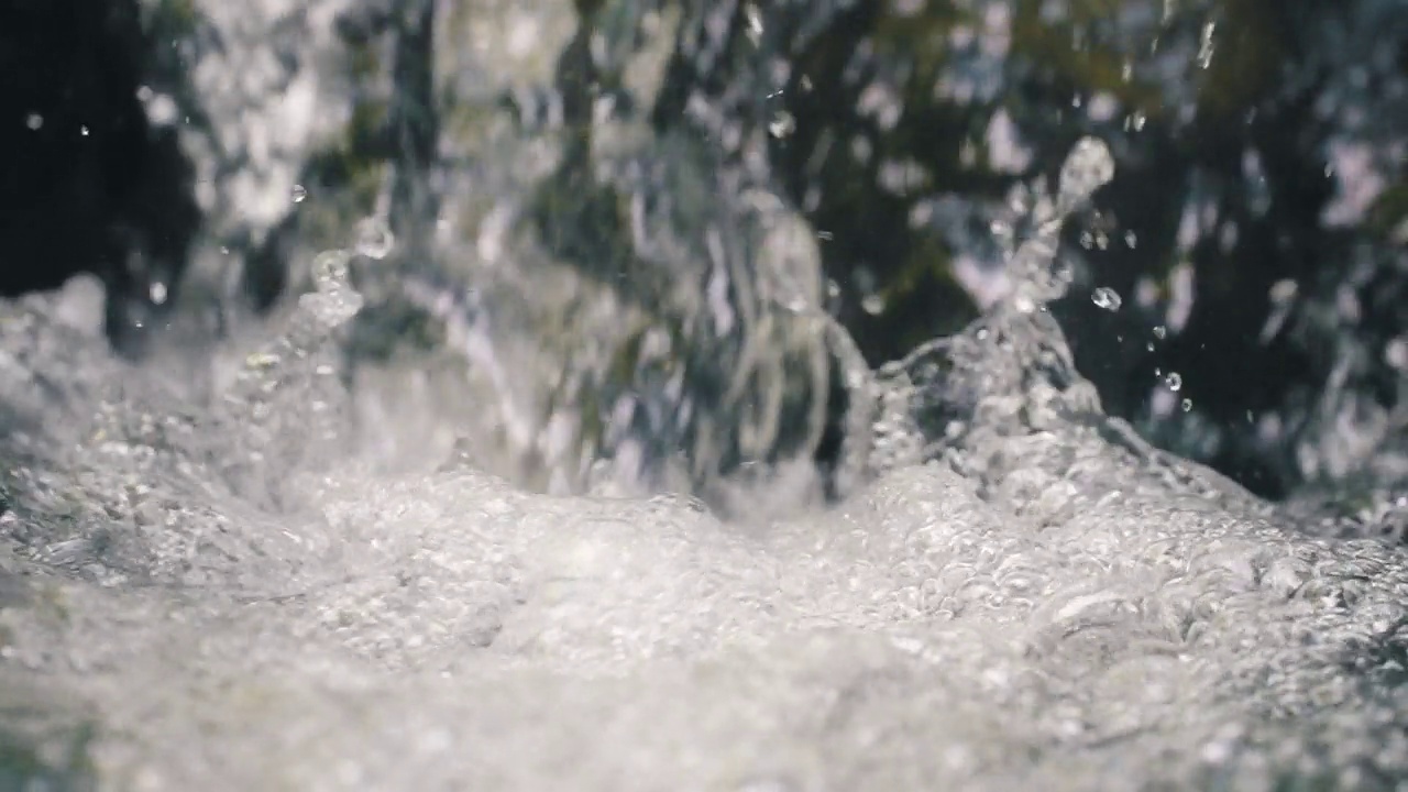 流水慢悠悠地从森林深处的瀑布中流过，溪水清澈视频素材