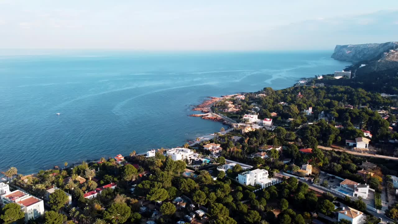 鸟瞰“Les Rotes”Denia海岸线，巴伦西亚，西班牙视频素材