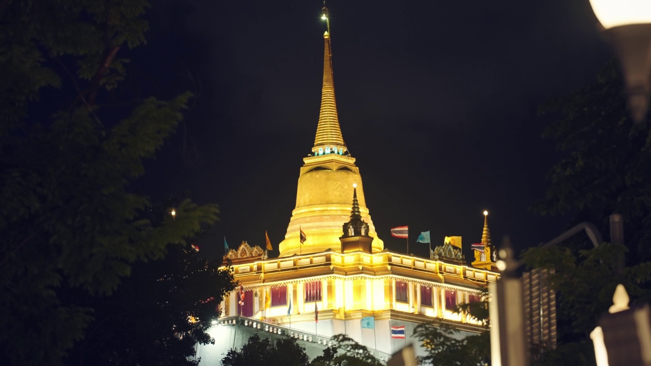 拉差那达寺，洛哈·普拉萨特，夜晚的金色金属屋顶视频素材