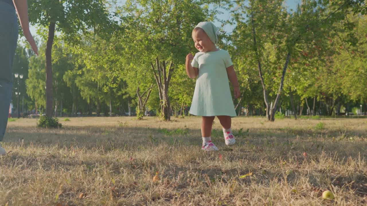 一个开朗的2岁小女孩在公园里快乐地奔跑视频素材