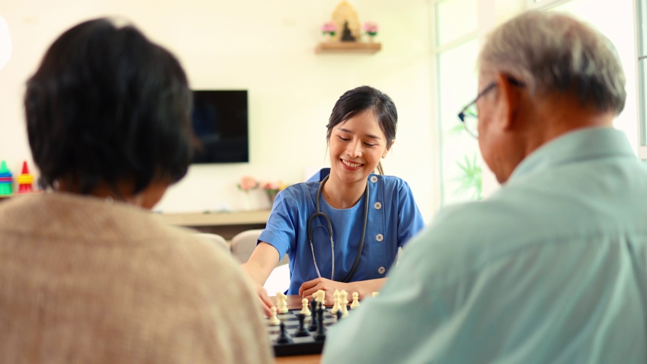 概念养老院活动，在放松的时间与老人下棋。视频素材