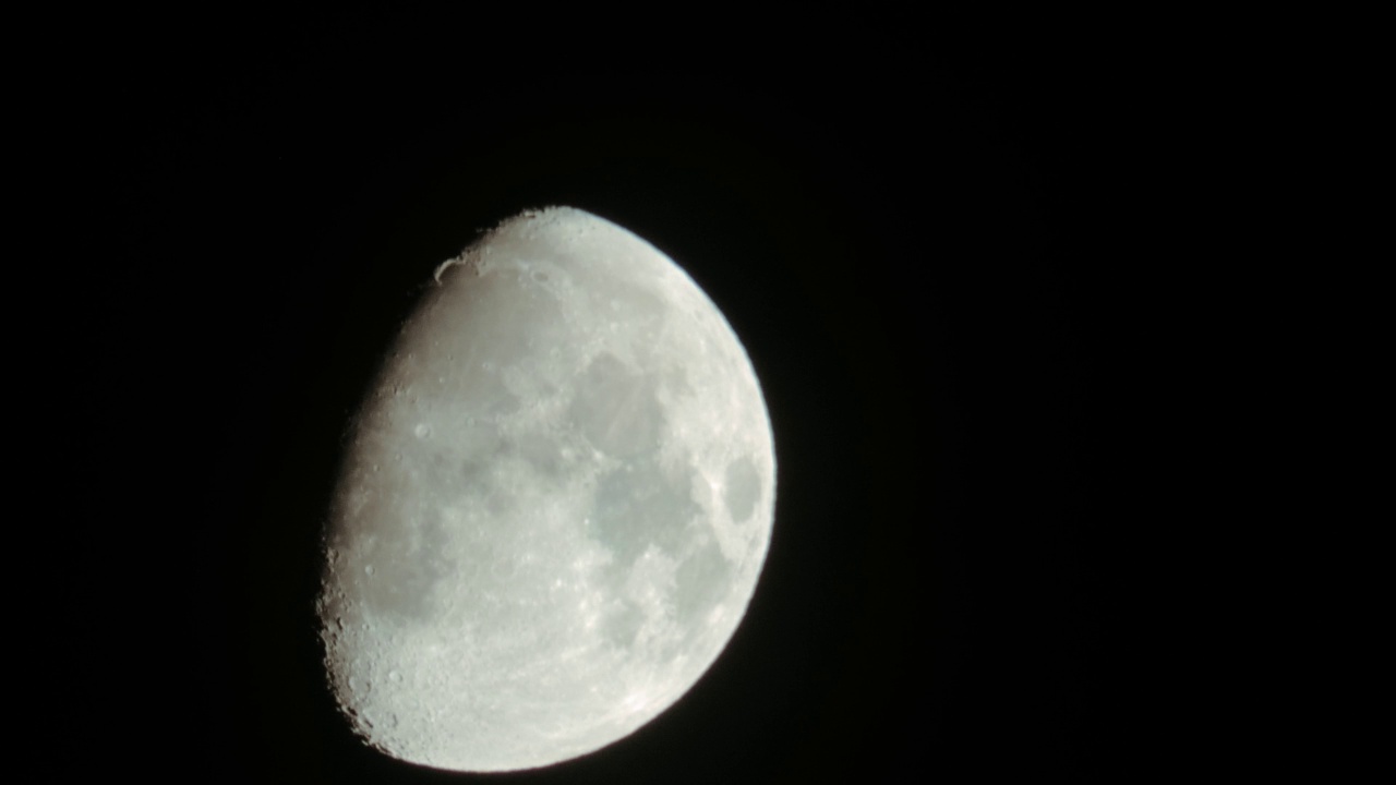 在夜空中看到的月亮时间流逝视频素材