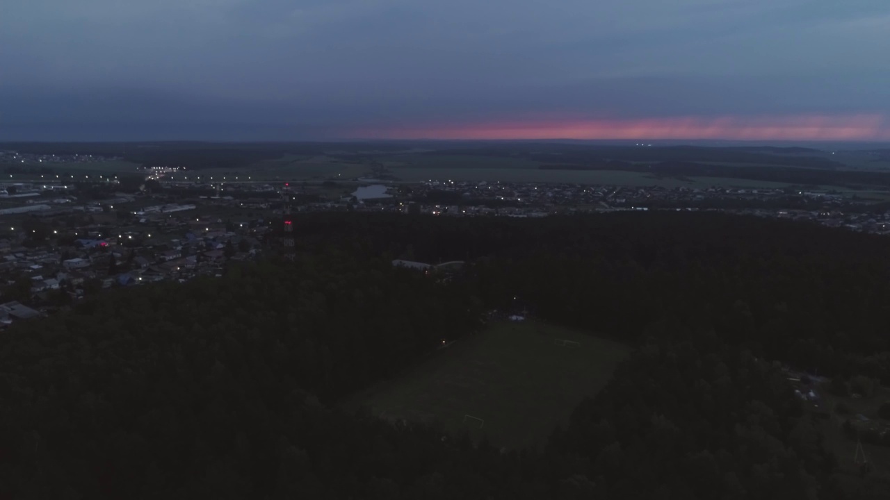 村里的体育场在傍晚的森林里有美丽的夕阳和闪电视频下载