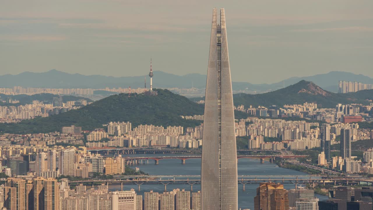 汉江-韩国首尔松坡区蚕室区清潭大桥、永东大桥、圣水大桥、乐天世界大厦和N首尔大厦附近的市中心视频素材