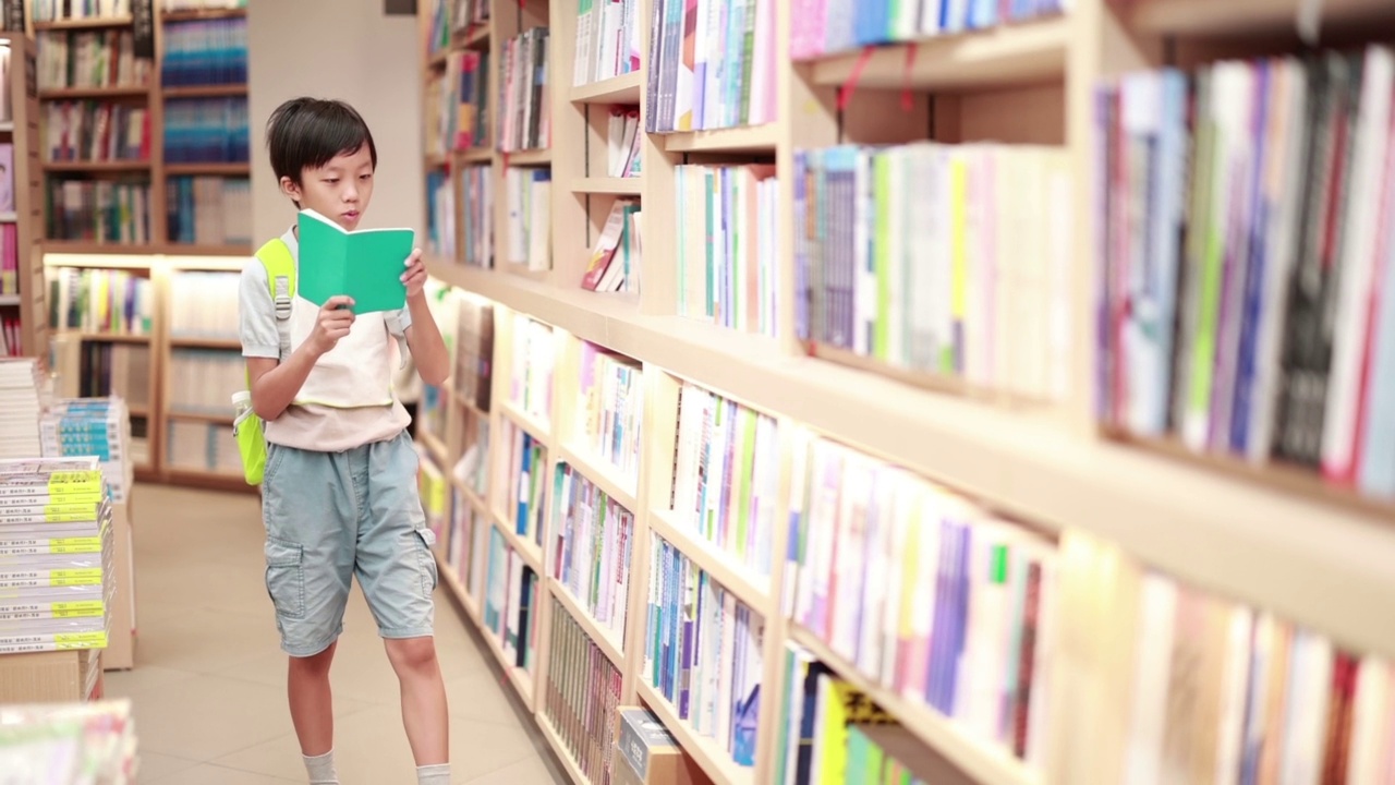 小学生在图书馆看书视频素材