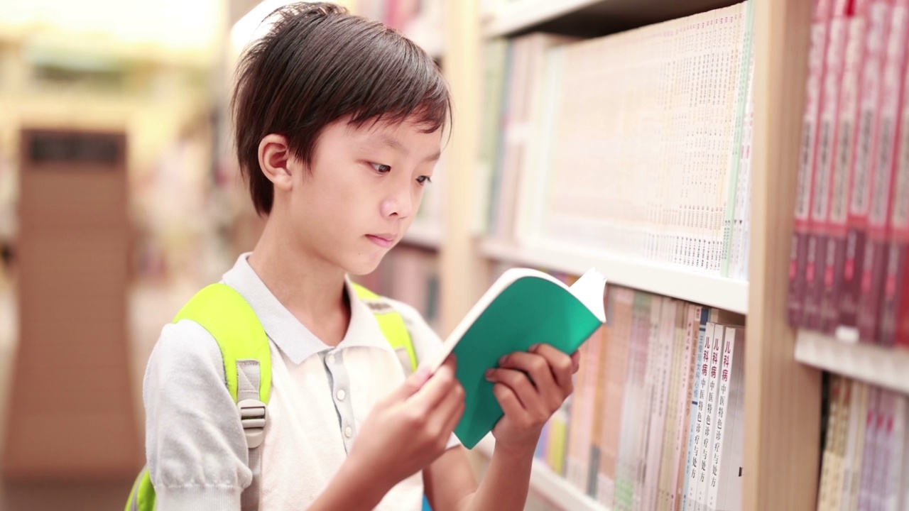 小学生在图书馆看书视频素材