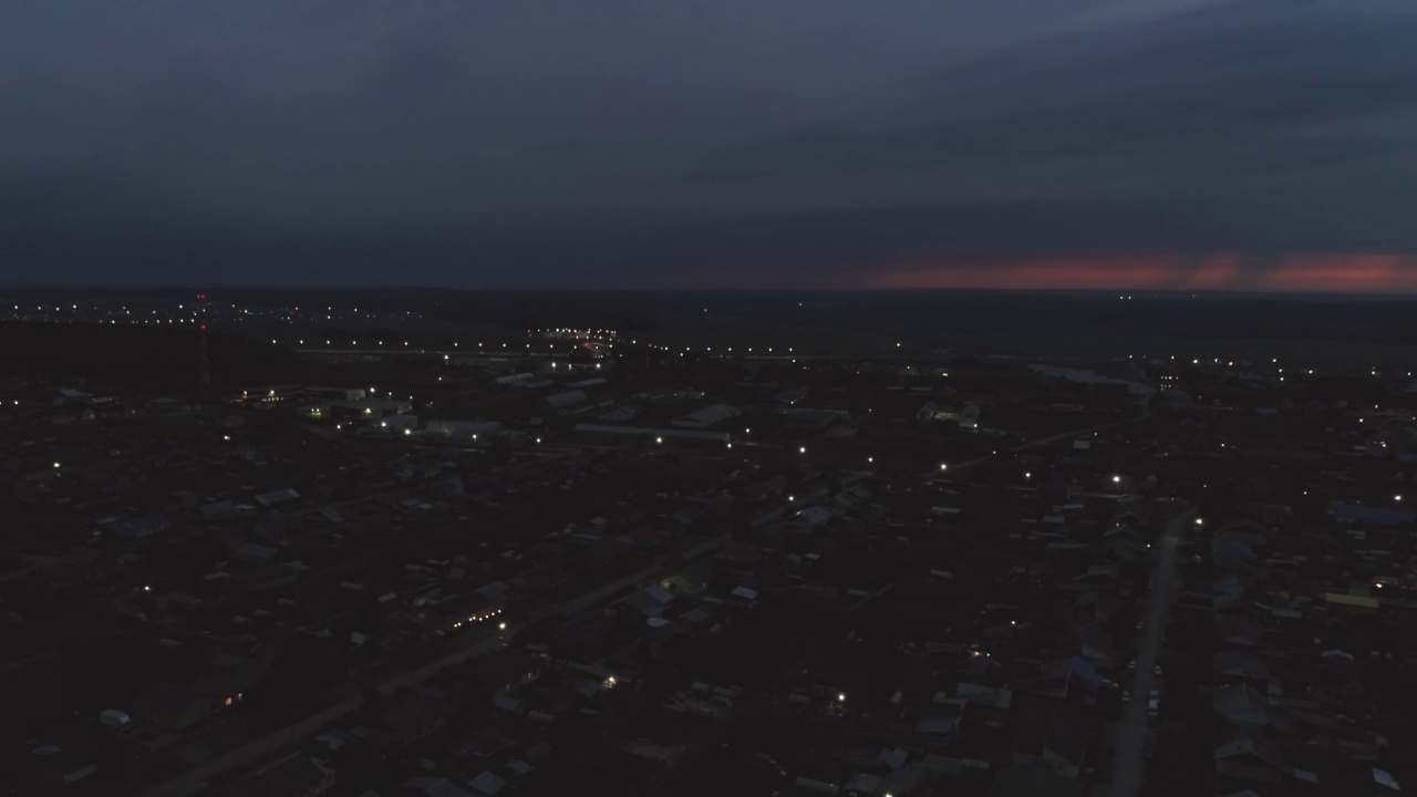 夜村鸟瞰图。闪电在天空中闪烁视频素材