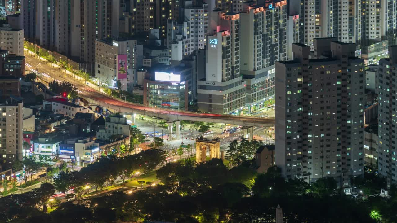 夜晚立交桥附近的市中心/韩国首尔西大门区视频素材