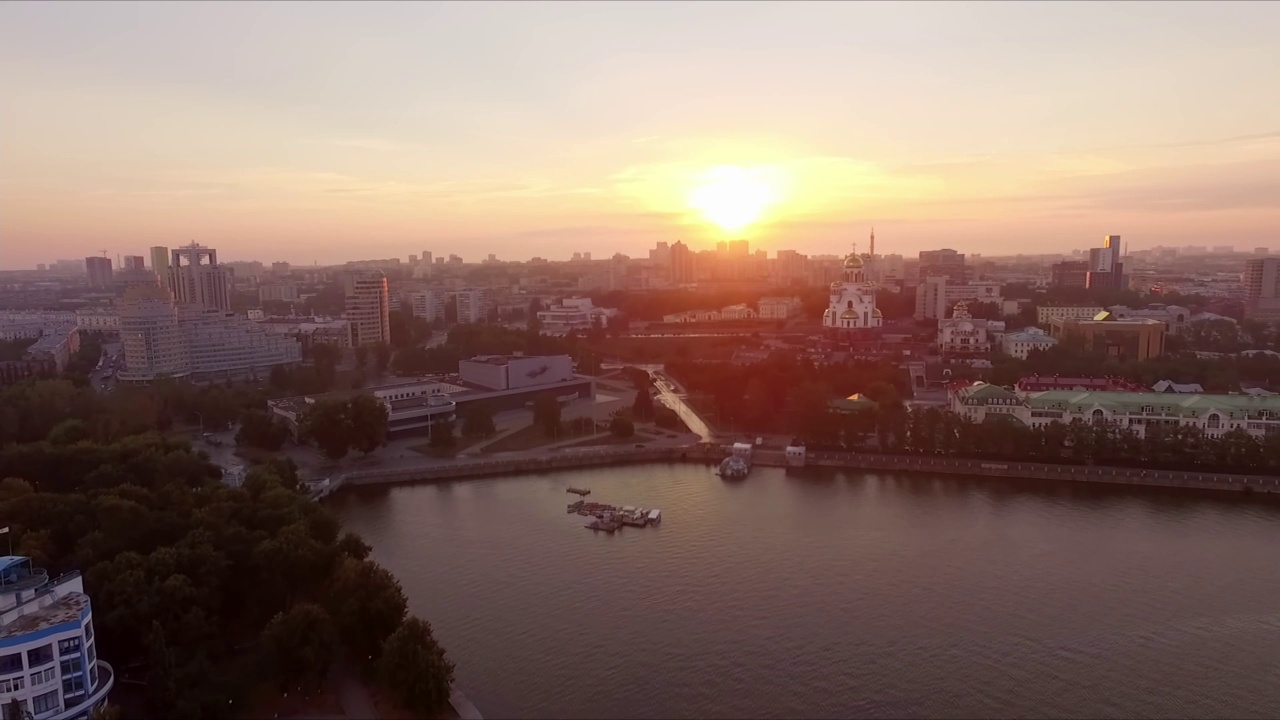 河上大城市日出的鸟瞰图。视频素材