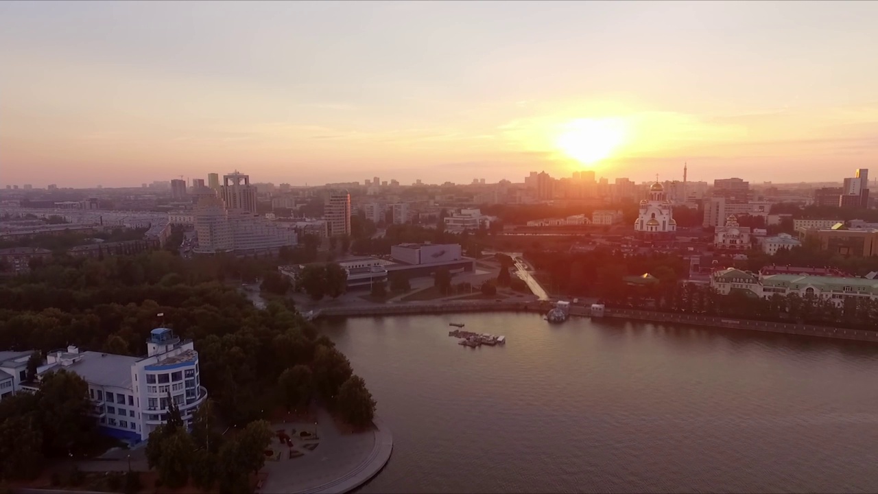 河上大城市日出的鸟瞰图。视频素材