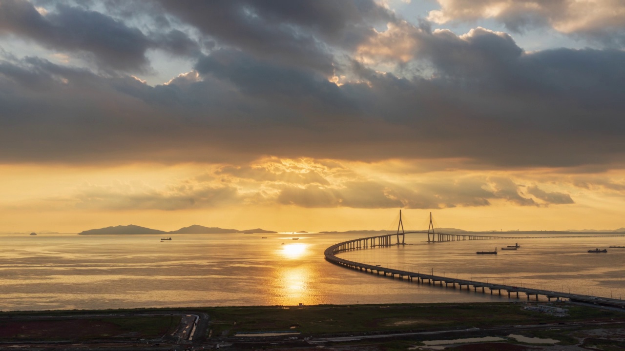 日落风景与仁川大桥，高速公路和货船附近的黄海/仁川，韩国视频素材