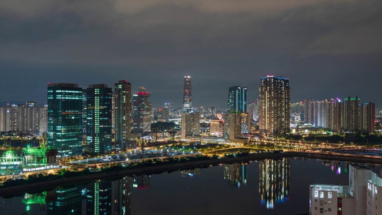 韩国仁川延寿区松岛国际商务区浦项制铁大厦周边的市区夜景视频素材