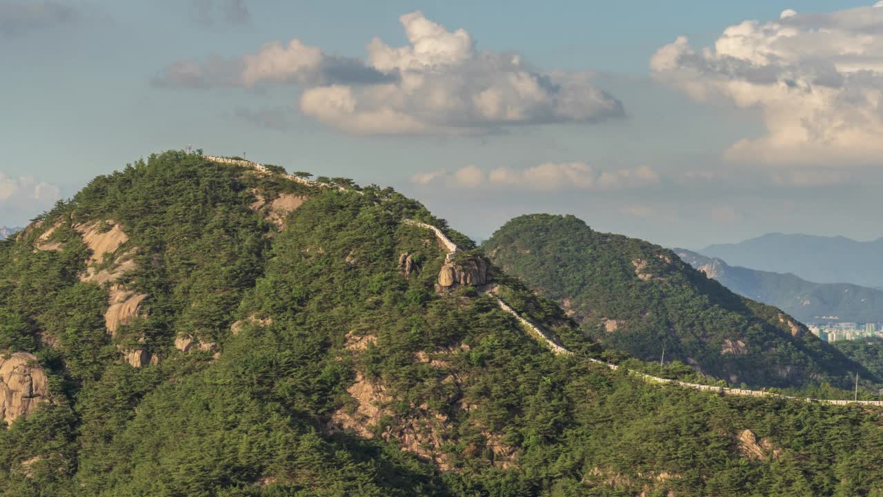 安山附近的市中心，仁望山，白天的灯塔和堡垒/韩国首尔视频素材