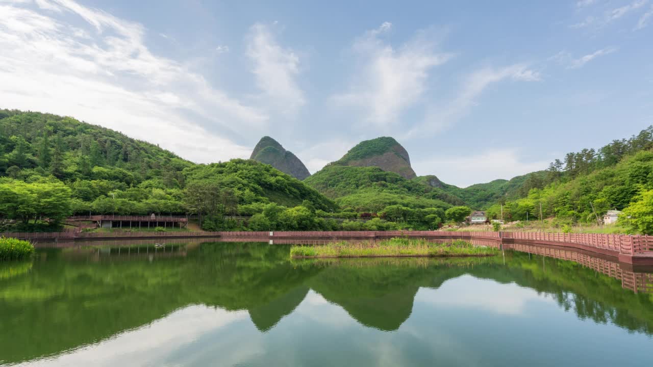 白天在麦山山的萨扬济湖/韩国全北郡郡视频素材