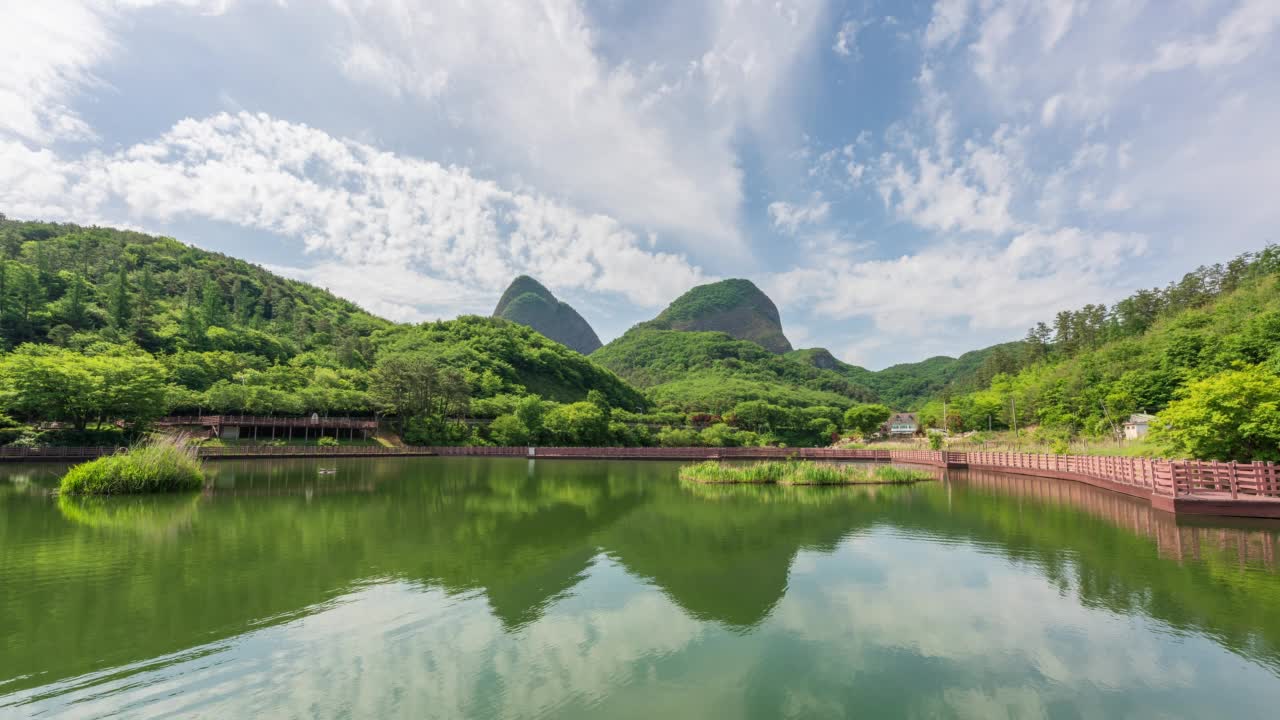 白天在麦山山的萨扬济湖/韩国全北郡郡视频素材