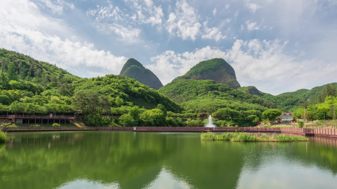 白天在麦山山的萨扬济湖/韩国全北郡郡视频素材