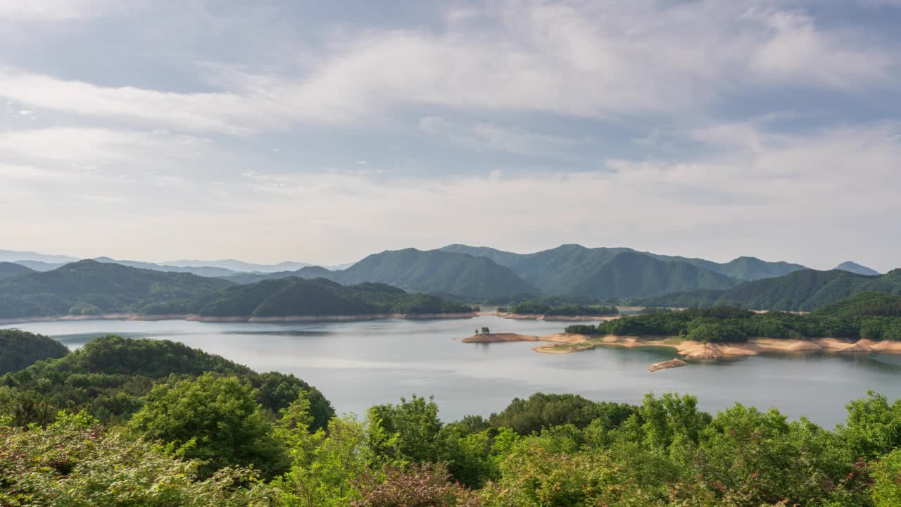 白天的龙潭湖/全北济安郡，韩国视频素材