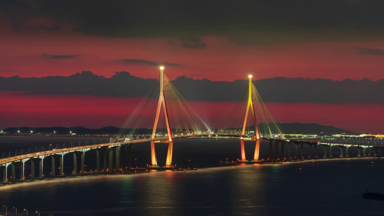 夜景与仁川大桥，高速公路和货船附近的黄海/仁川，韩国视频素材