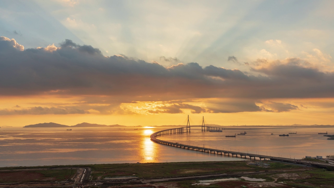 日落风景与仁川大桥，高速公路和货船附近的黄海/仁川，韩国视频素材