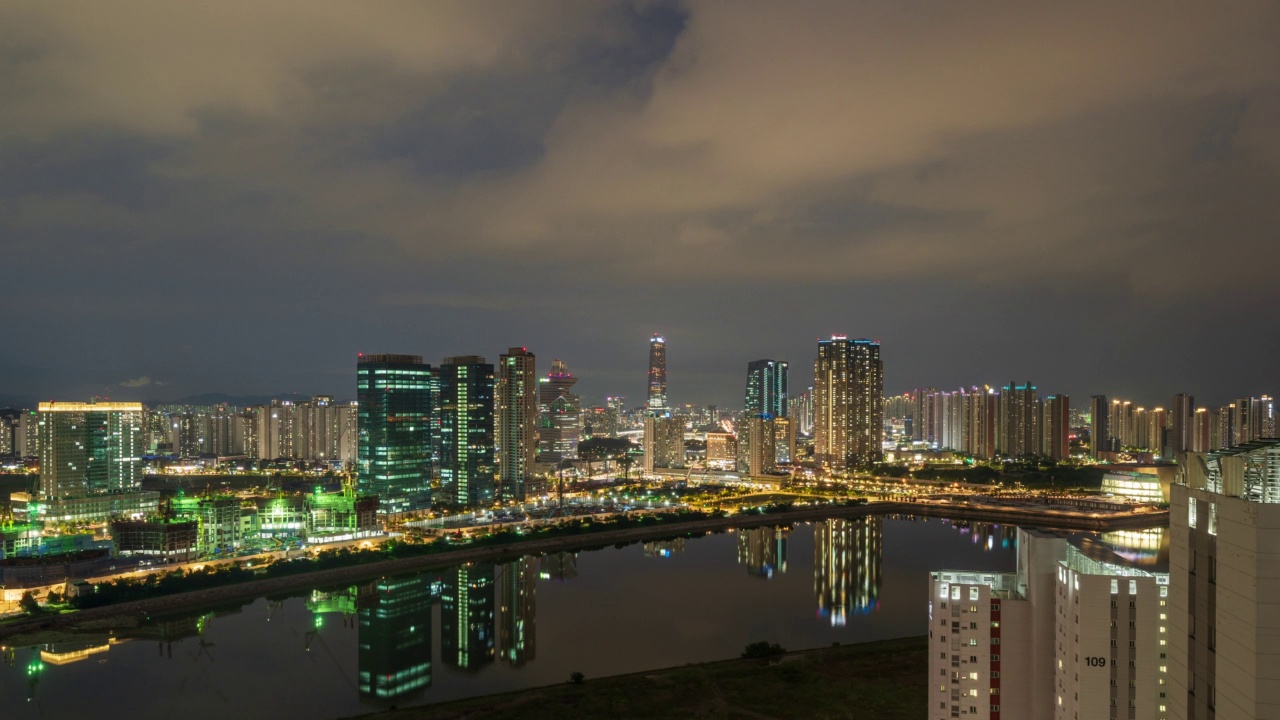 韩国仁川延寿区松岛国际商务区浦项制铁大厦周边的昼夜景观视频素材