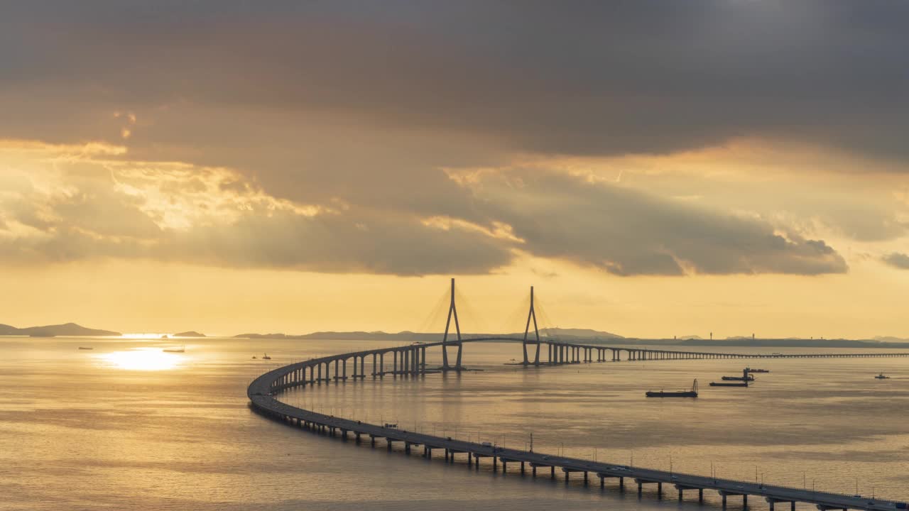 日落到夜晚的风景与仁川大桥，高速公路和货船附近的黄海/仁川，韩国视频素材