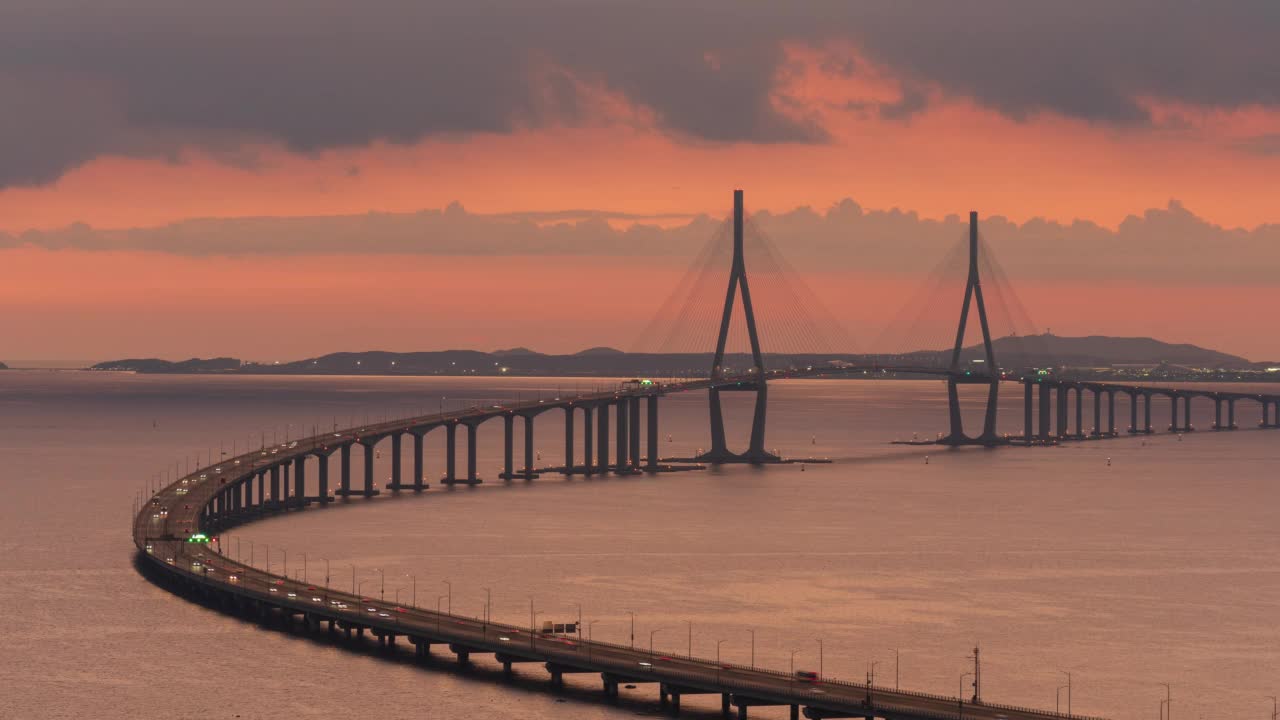 日落到夜晚的风景与仁川大桥，高速公路和货船附近的黄海/仁川，韩国视频素材