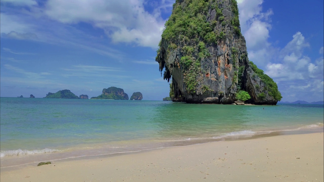 泰国海滩上晶莹剔透的水视频素材