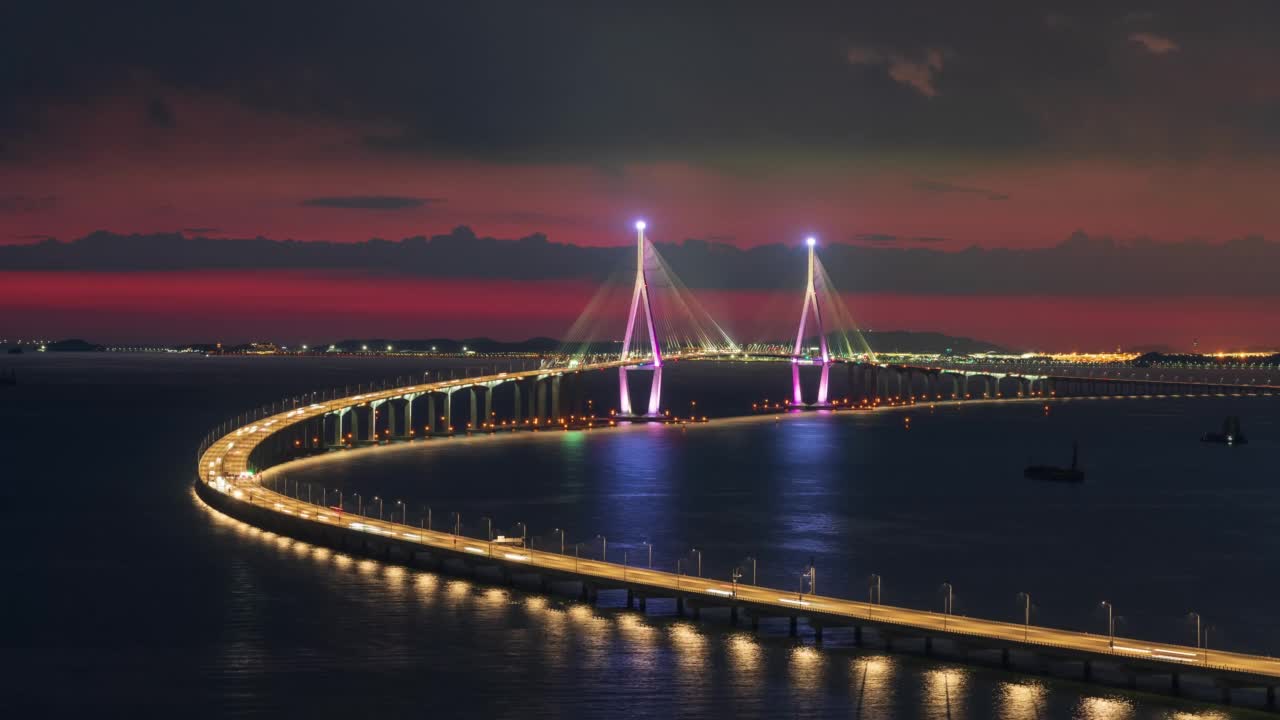 夜景与仁川大桥，高速公路和货船附近的黄海/仁川，韩国视频素材