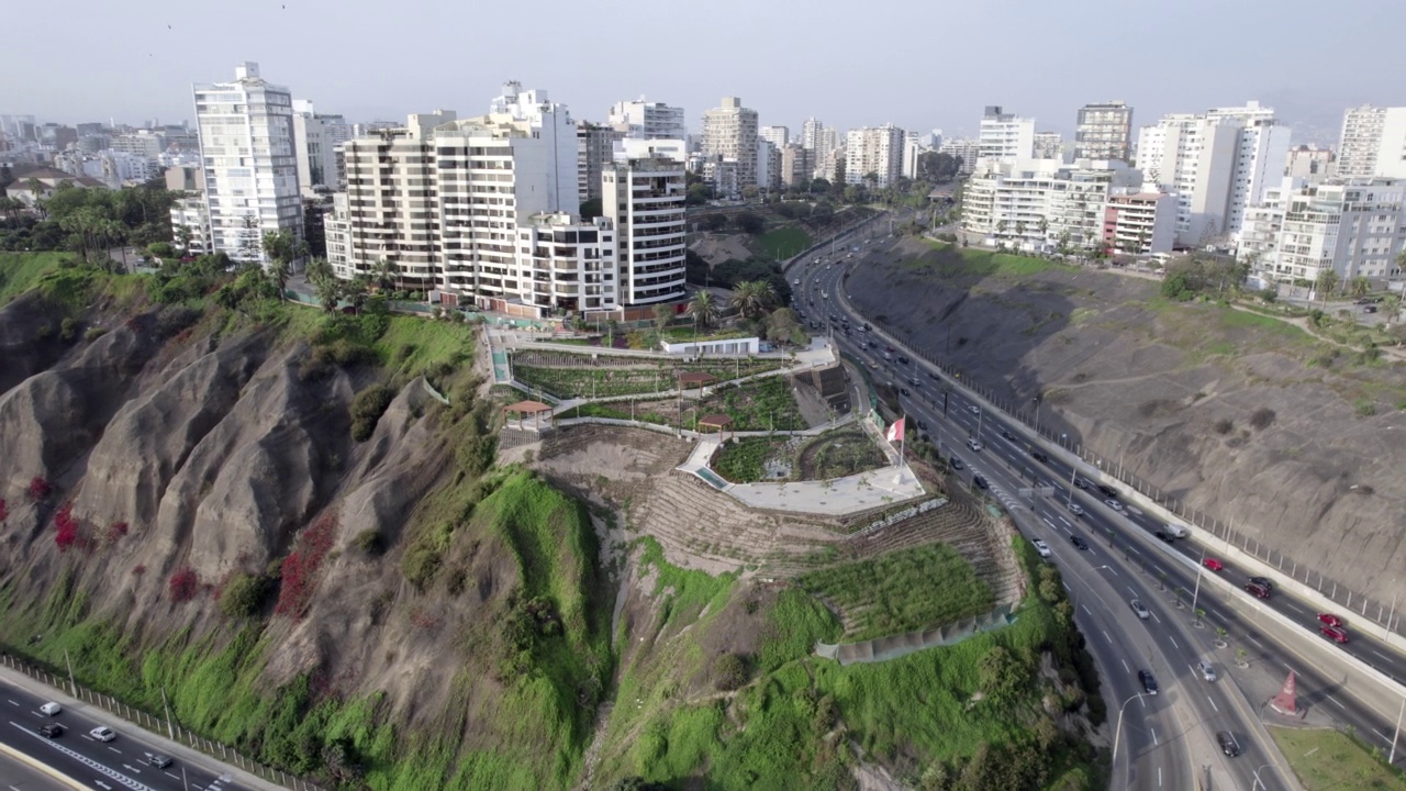 佛得角高速公路，位于利马市米拉弗洛雷斯区的高处。视频素材