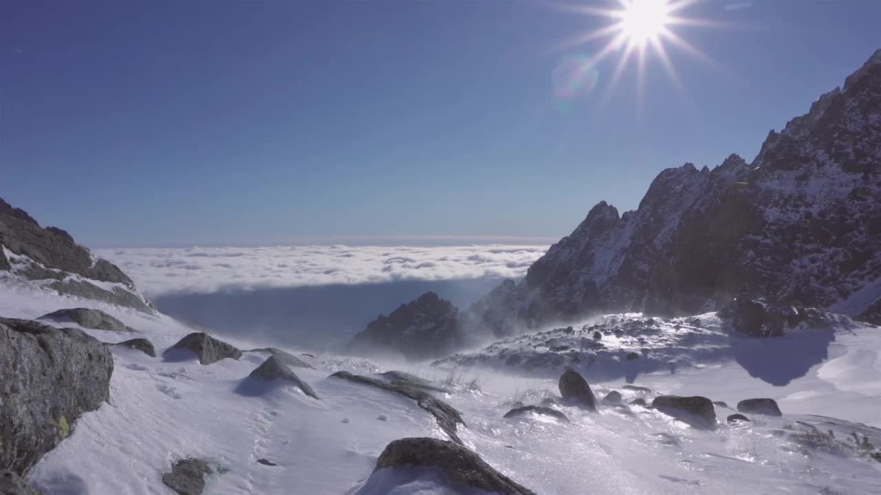 有风的早晨在美丽的冬日山脉自然背景视频素材