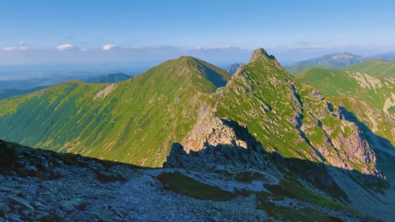 绿色的阿尔卑斯山脉在阳光明媚的早晨自然背景全景视频素材