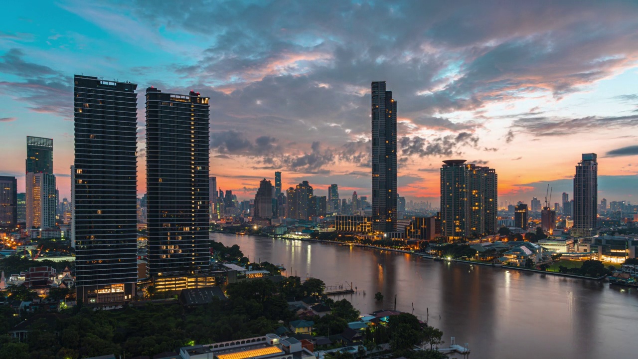 时间流逝曼谷摩天大楼城市景观河畔的夜晚到白天视频素材