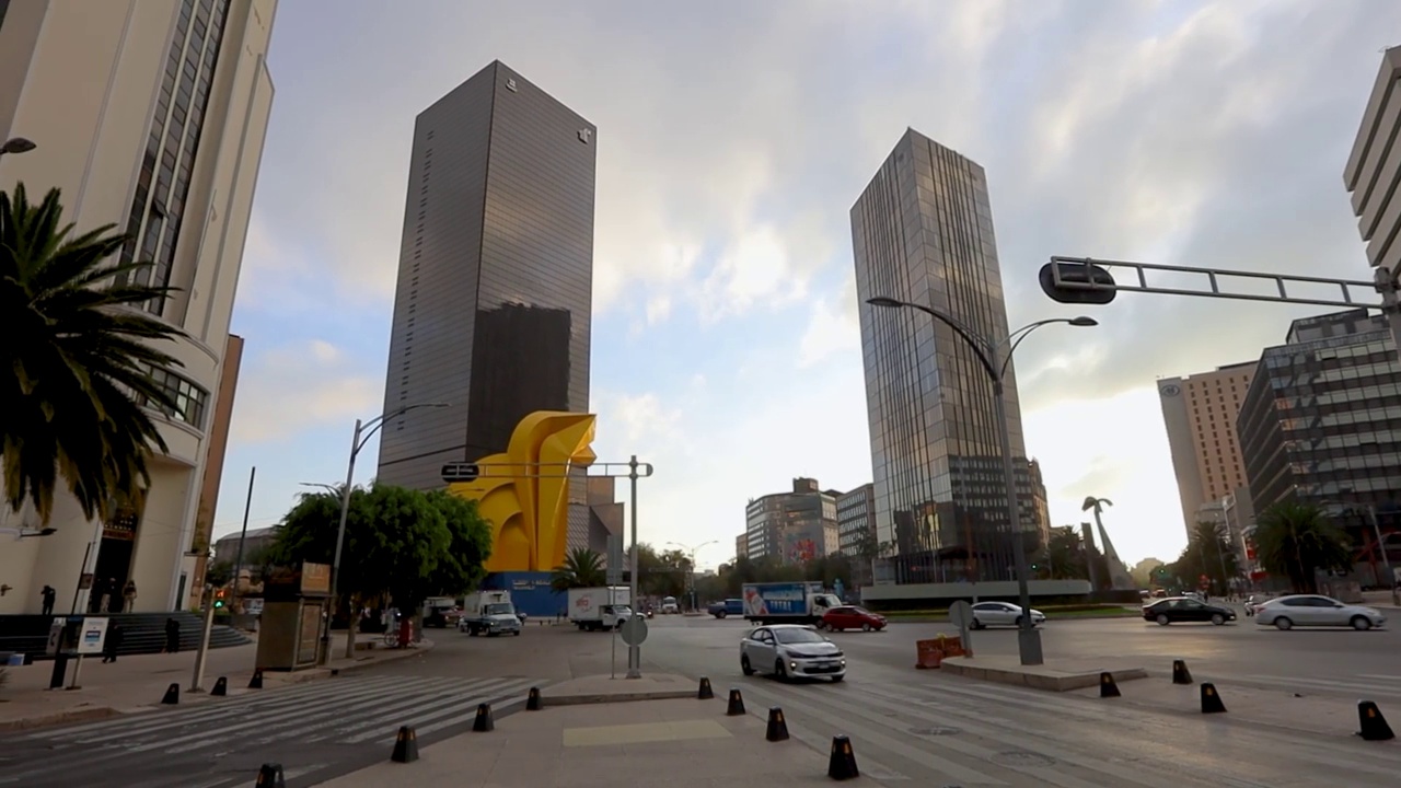 仅供编辑使用，从墨西哥城改革大道(Paseo de La Reforma avenue)观看视频下载