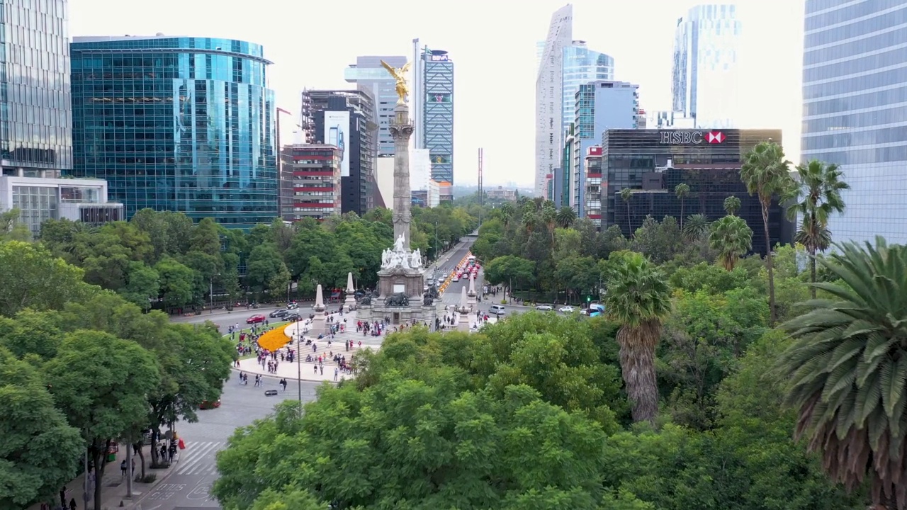 仅供编辑使用，El Ángel de la Independencia无人机视图，墨西哥城的地标，天空有云视频素材