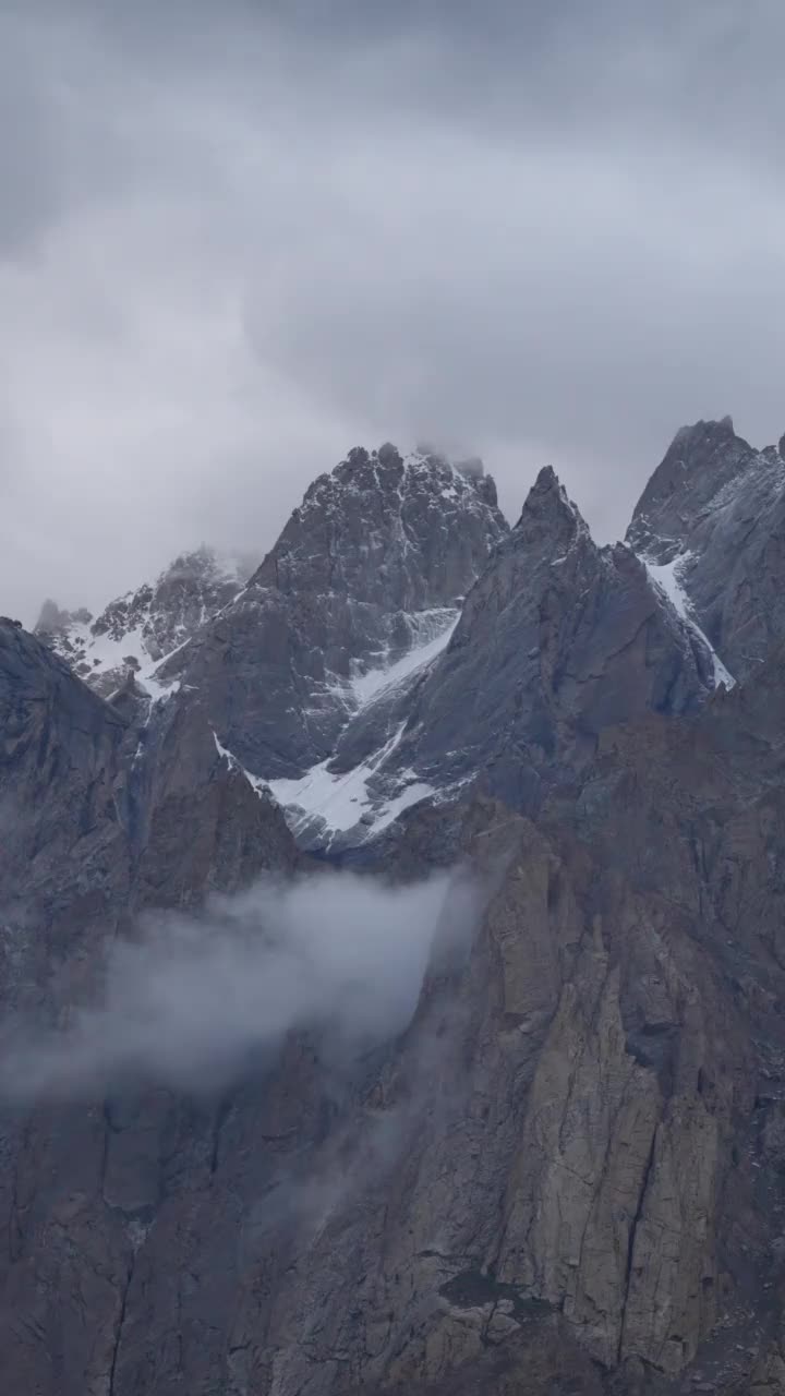 山峰景观戏剧性，风景垂直观史诗悲情。视频素材