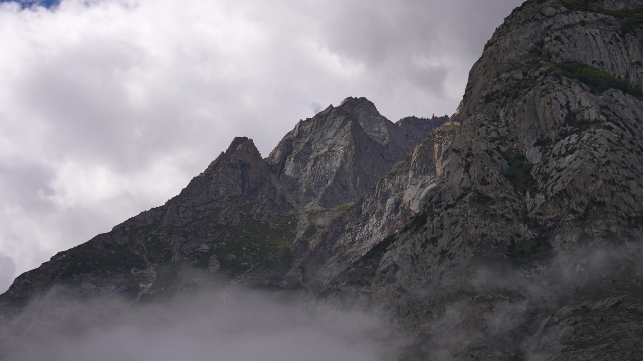 山峰景观戏剧性，风景垂直观史诗悲情。视频素材