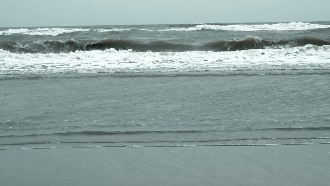 海浪碾压海底。自然背景。宫,Odisha,印度视频下载