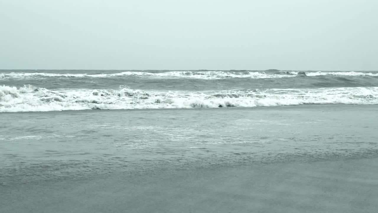 海浪碾压海底。自然背景。宫,Odisha,印度视频下载